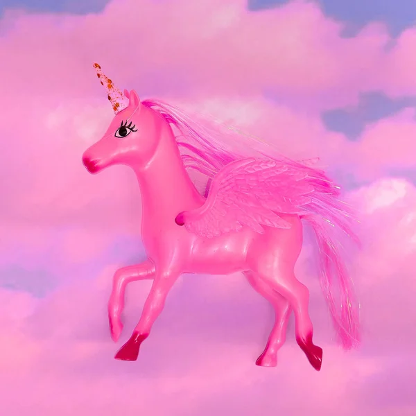 Juguete unicornio en el cielo rosa. Concepto de sueños — Foto de Stock