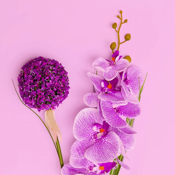 Flores plásticas em um fundo rosa. Arte mínima — Fotografia de Stock