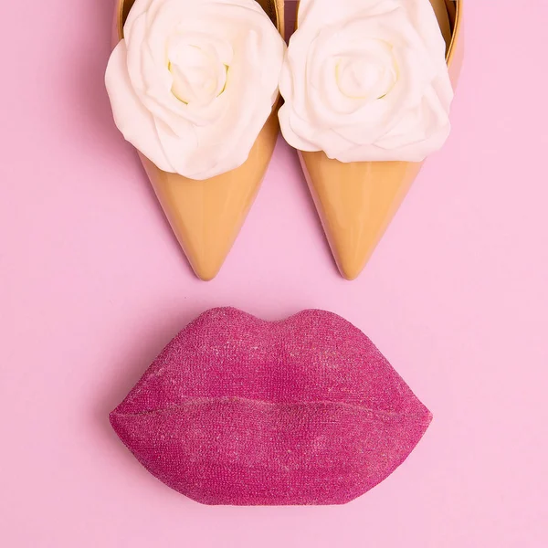 Schuhe Dame, Lippen und Rosen. Minimale Modekunst — Stockfoto