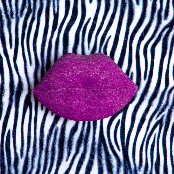 Lippen op een zebra print achtergrond. Make-up concept — Stockfoto