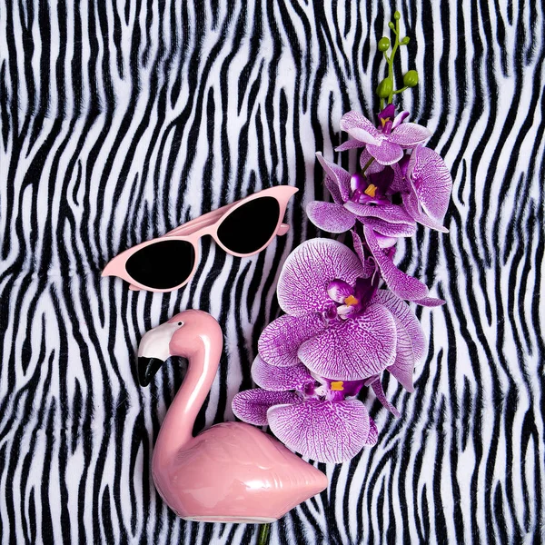 Óculos de sol rosa e flamingo rosa no fundo de impressão zebra. Min. — Fotografia de Stock
