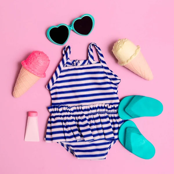 Ensemble plage de vacances. Glace, flip-flop, lunettes de soleil , — Photo