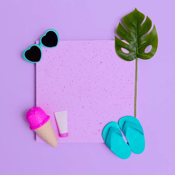 Vacation beach set. Ice cream, flip-flops, sunglasses. Minimal f — Stock Photo, Image