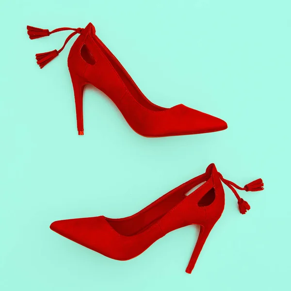 Κόκκινα βελούδινα παπούτσια. Μόδας ελάχιστη έννοια — Φωτογραφία Αρχείου