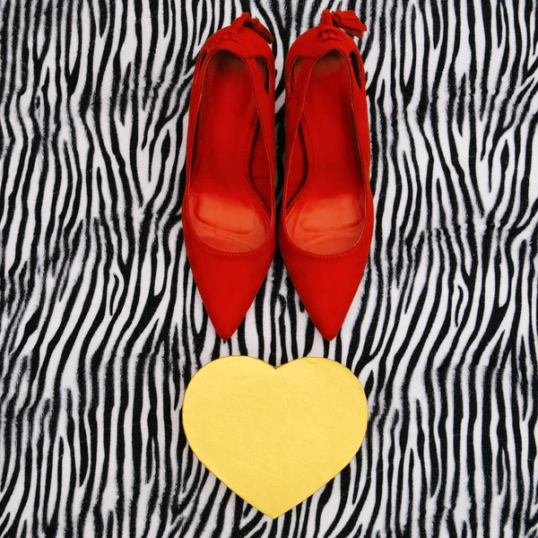 Sapatos de senhora vermelha no fundo impressão zebra. Presente moda paixão c — Fotografia de Stock