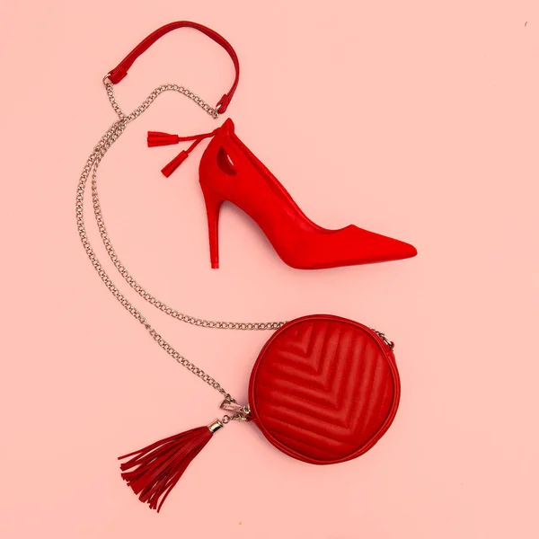 Παπούτσια Κόκκινης Κυρίας και τσάντα. Μόδας ελάχιστη έννοια — Φωτογραφία Αρχείου