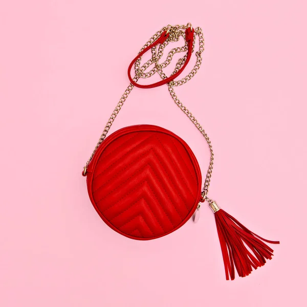Κόκκινο κομψό τσάντα συμπλέκτη. Ελάχιστη έννοια μόδας — Φωτογραφία Αρχείου