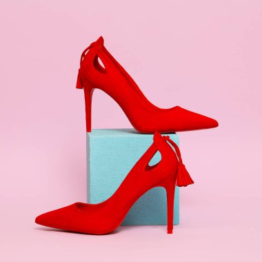 Kırmızı bayan ayakkabıları. Asgari stil konsepti