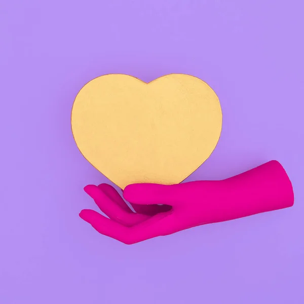 Fake hand and gold heart. Minimal art. Valentine's Day concept — Stock Photo, Image