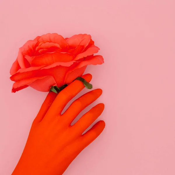 Mano falsa y rosas. Arte mínimo. Concepto de San Valentín — Foto de Stock