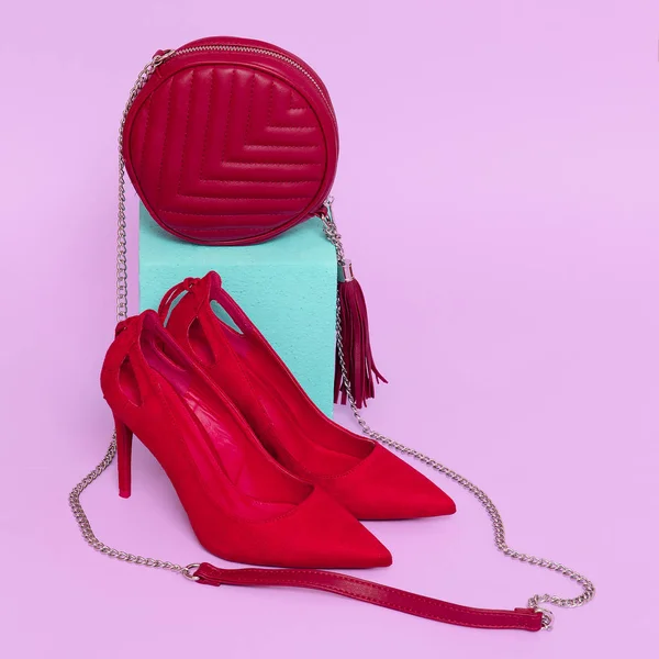 Rode Dame schoenen en koppeling. Minimaal stijlvol concept — Stockfoto