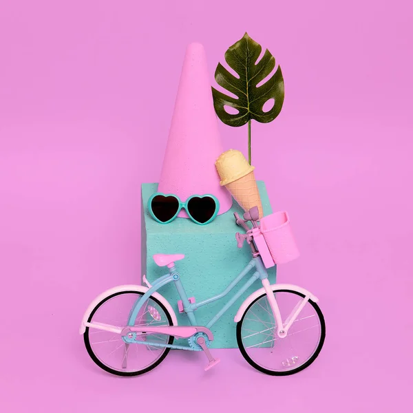 Composición pastel de verano. Helado bicicleta playa vibraciones — Foto de Stock