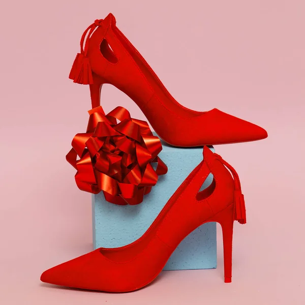 Παπούτσια κόκκινης κυρίας. Minimal κομψή έννοια μόδας — Φωτογραφία Αρχείου
