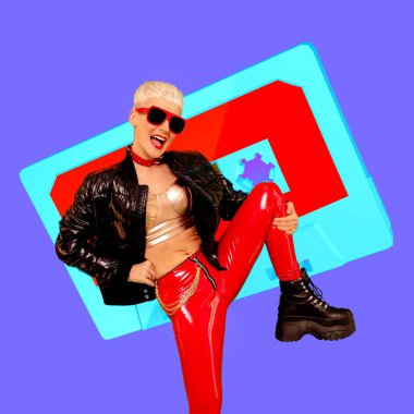 Şık şehir kıyafetleri içinde mutlu bir sarışın. Gece kulübü parti kıyafeti.