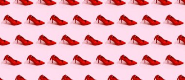 İzometrik, pürüzsüz desen. Şık bayan topuklu kırmızı ayakkabılar. 