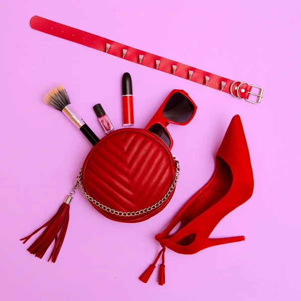 Embrague rojo, cosméticos y accesorios Lady. Enfoque en rojo — Foto de Stock