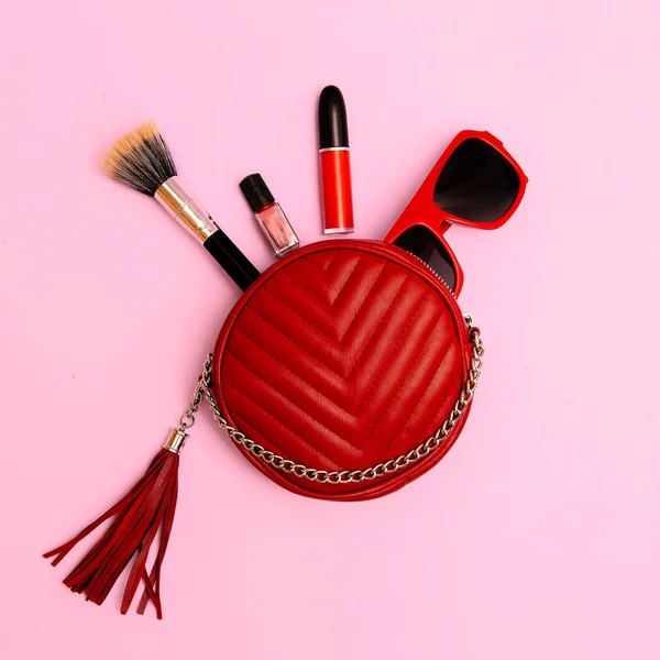 Embrague rojo, cosméticos y accesorios. Enfoque en rojo — Foto de Stock