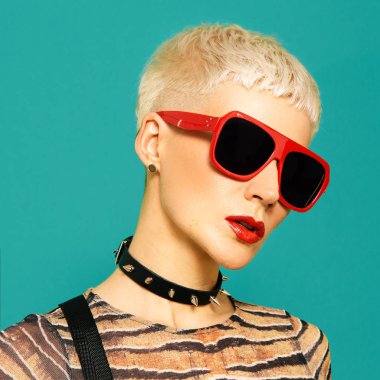 Moda aksesuarları takan kısa saçlı şık bir kız.