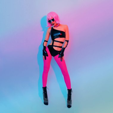 Siber kız stili. Moda kulübü dans havası.