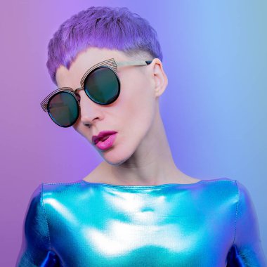 Kısa renkli saçlı, gelecekçi neon kız. Moda saç kesimi dolandırıcılığı