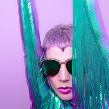 Mor kısa saçlı, gelecekten gelen modacı kadın. Moda saç kesimi 