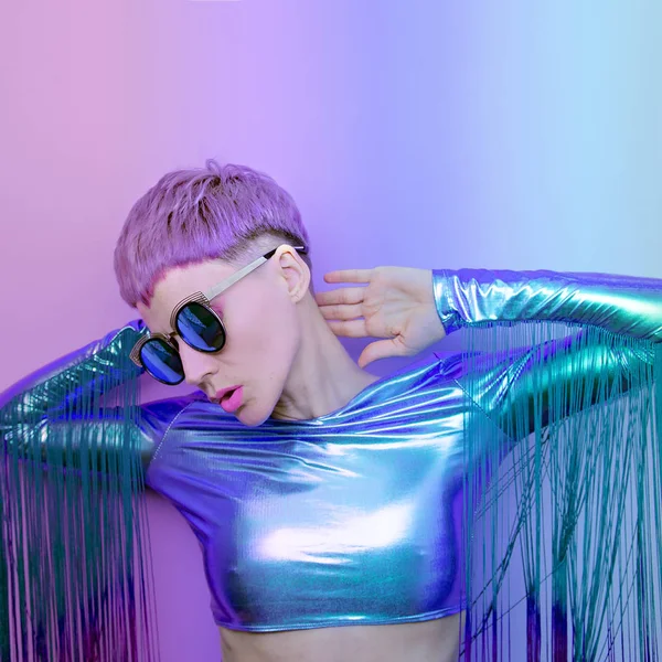 Futuristisches Neon-Modell mit kurzen gefärbten Haaren. trendiger Haarschnitt — Stockfoto