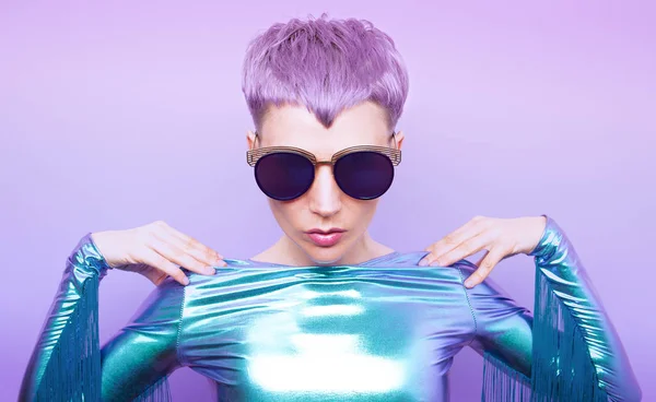 Modelo futurista com cabelo violeta. Corte de cabelo na moda — Fotografia de Stock