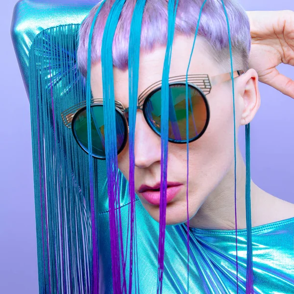 Dama futurista con pelo violeta. concepto de corte de pelo de moda — Foto de Stock