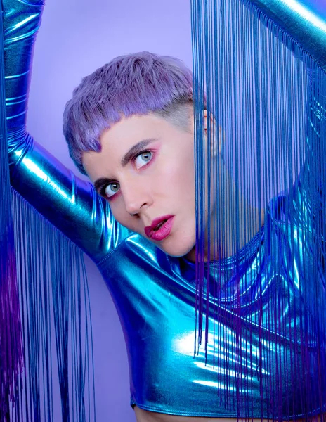 Futuristiska Mode Modell med violett kort hår. Trendig hårväxt — Stockfoto