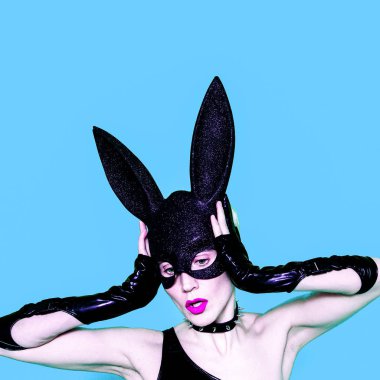 Tavşan maskeli kız. Kulüp parti tarzı