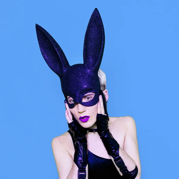 ウサギのセクシーなマスクのファッションガール。クラブパーティースタイル — ストック写真
