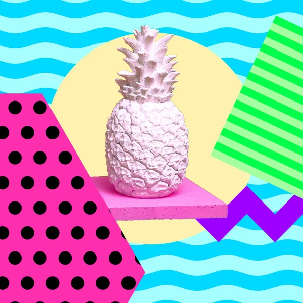 Witte geschilderde ananas in de meetkunde ruimte. Minimale creatieve kunst — Stockfoto