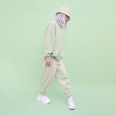Stüdyoda poz veren hippi kız. Şehir tarzı. Hip-hop. Dansçı. Moda Taze Kıyafet. Moda nanesi, tek renkli estetik renkler. Asgari ruh hali
