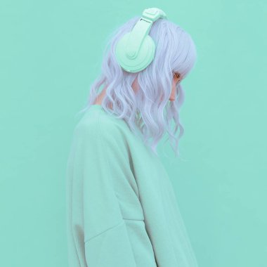 Vanilyalı DJ kız. Tek renkli parti tarzında. Taze estetik nane renkleri