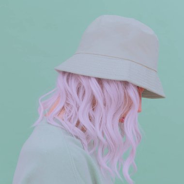 Şık aksesuarlı, panama şapkalı estetik kız. Taze nane monokrom rengi eğilimi