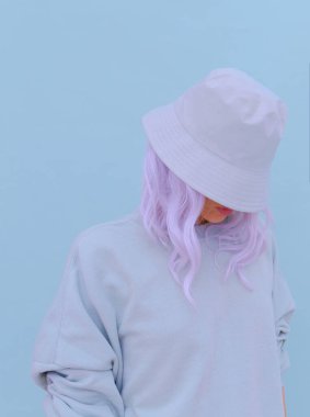 Şık aksesuarlı Panama şapkalı estetik sarışın kız. Taze mavi tek renkli renkler eğilimi