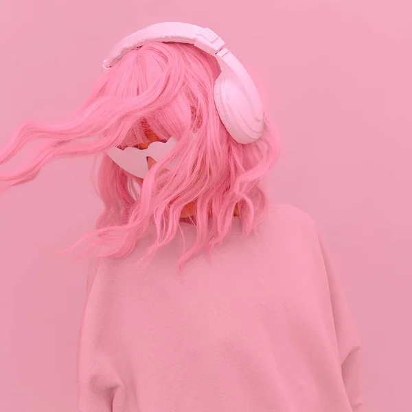 Vanilj Pink Girl Enfärgad Partystil Snygga Hörlurar Musik Älskare Koncept — Stockfoto