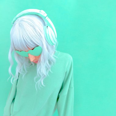 Minik estetik monokrom moda tasarımı Dj kızı. Aqua menthe renk eğilimi