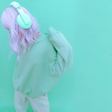Taze Naneli Bayan Minimal Estetik Monokrom Moda Tasarımı. Aqua menthe renk eğilimi