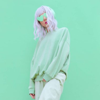 Fresh Nint Fashion kıyafetli DJ kız. Asgari estetik monokrom tasarımı. Aqua menthe renk eğilimi