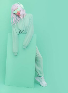 Fresh Nint Fashion 'daki DJ kız. Asgari estetik monokrom tasarımı. Aqua menthe renk eğilimi