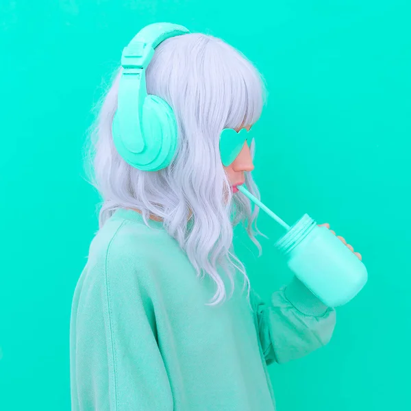 Meisje Drinkt Verse Smoothie Minimaal Esthetisch Monochroom Modeontwerp Aqua Menthe — Stockfoto