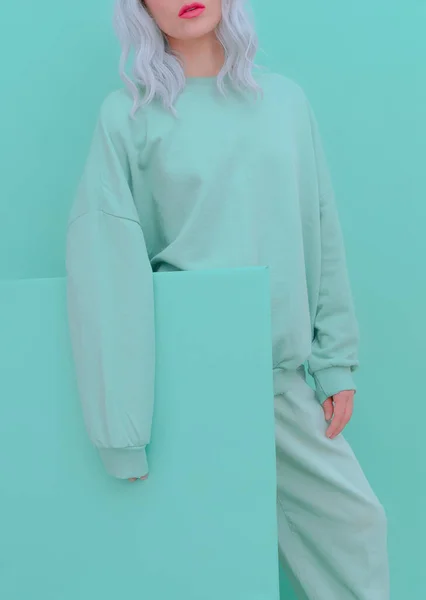 Meisje Met Frisse Muntmode Look Minimaal Esthetisch Monochroom Design Aqua — Stockfoto