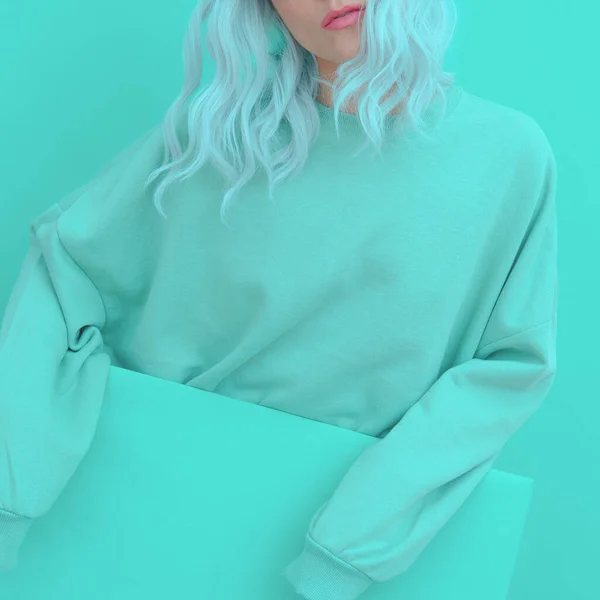 Dziewczyna Fresh Mint Moda Odzież Minimalna Estetyczna Konstrukcja Monochromatyczna Aqua — Zdjęcie stockowe