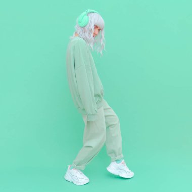 Fresh Nint kıyafetli moda DJ 'i kız. Asgari estetik monokrom tasarımı. Aqua menthe trendi