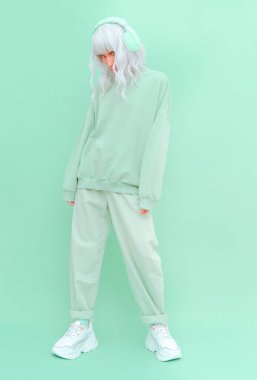 Fresh Nint kıyafetli moda DJ 'i kız. Asgari estetik monokrom tasarımı. Aqua menthe renk eğilimi