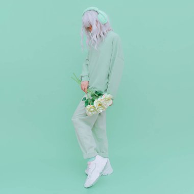 Fresh Nint elbiseli moda DJ 'i bayan. Asgari estetik monokrom tasarımı. Aqua menthe trendi