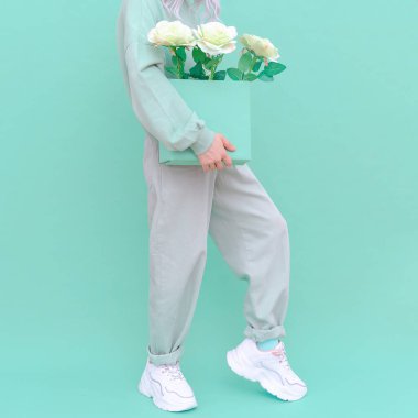 Güller taze naneli moda. Monokrom renk trendleri. Aqua Menthe estetik konsepti