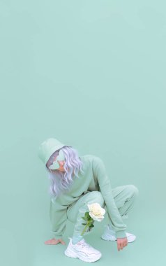 Taze nane görünüşü. 90 'ların Moda Kızı. Monokrom renk trendleri. Aqua Menthe estetik konsepti