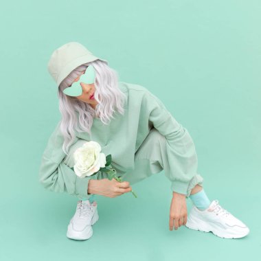 Taze Nane Şehir Görünümü. 90 'ların estetiği. Monokrom renk trendleri. Aqua Menthe